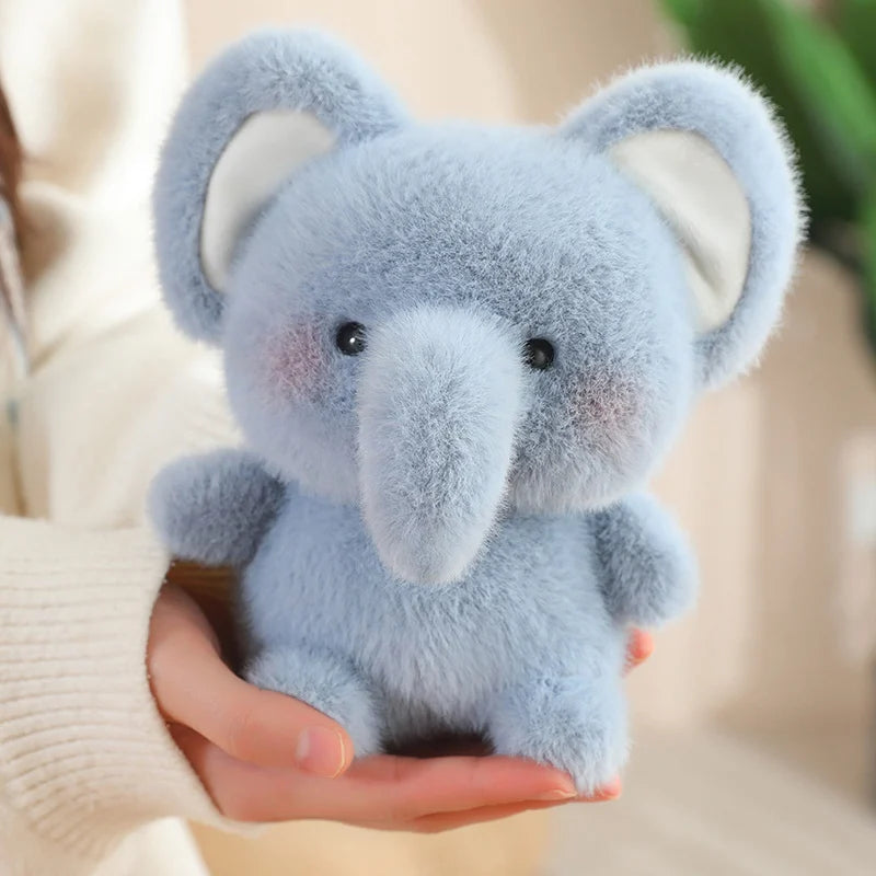 Animais Sentados Fofos – Pelúcias de Panda Vermelho, Raposa, Bicho-Preguiça, Gato, Capivara e Porquinho | Brinquedo de Pelúcia Macio para Crianças