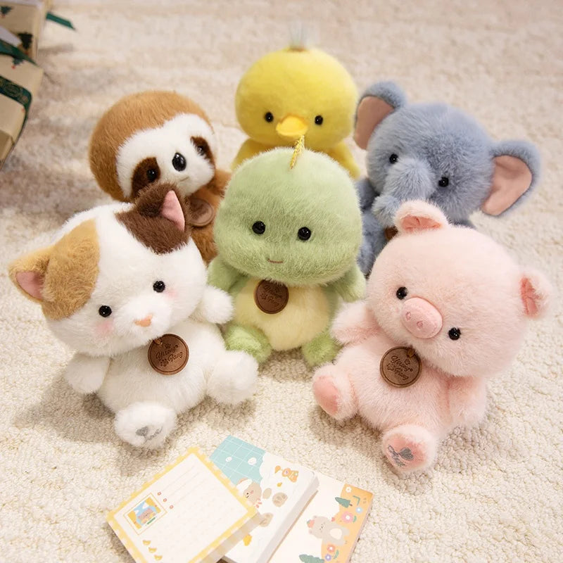 Animais Sentados Fofos – Pelúcias de Panda Vermelho, Raposa, Bicho-Preguiça, Gato, Capivara e Porquinho | Brinquedo de Pelúcia Macio para Crianças
