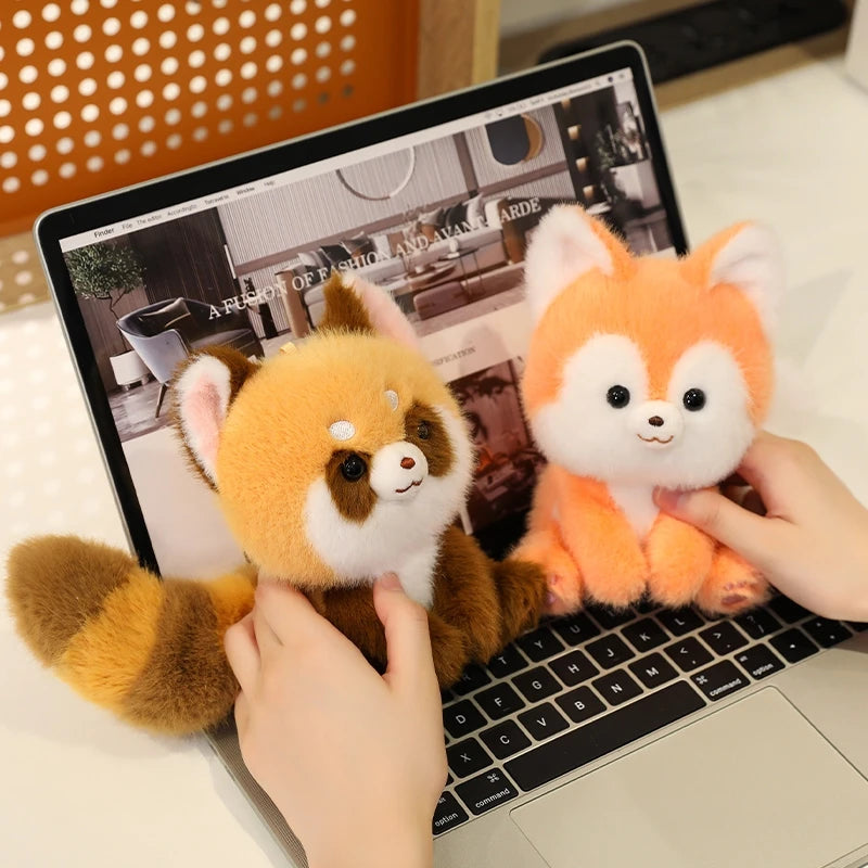 Animais Sentados Fofos – Pelúcias de Panda Vermelho, Raposa, Bicho-Preguiça, Gato, Capivara e Porquinho | Brinquedo de Pelúcia Macio para Crianças