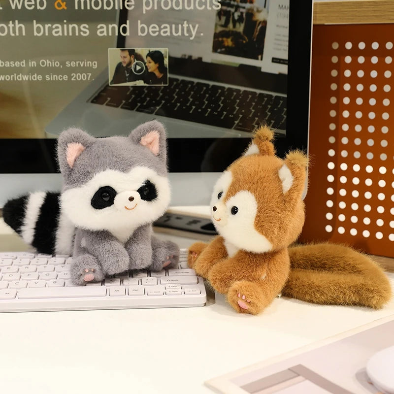 Animais Sentados Fofos – Pelúcias de Panda Vermelho, Raposa, Bicho-Preguiça, Gato, Capivara e Porquinho | Brinquedo de Pelúcia Macio para Crianças