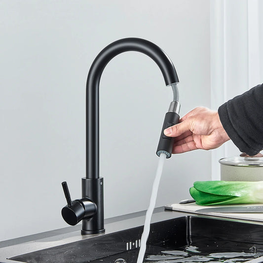Torneira preta de cozinha com duas funções, monocomando, bica retrátil, para água quente e fria, montada na bancada.
