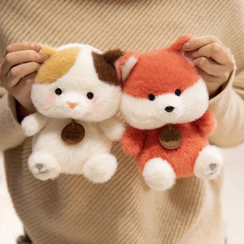Animais Sentados Fofos – Pelúcias de Panda Vermelho, Raposa, Bicho-Preguiça, Gato, Capivara e Porquinho | Brinquedo de Pelúcia Macio para Crianças