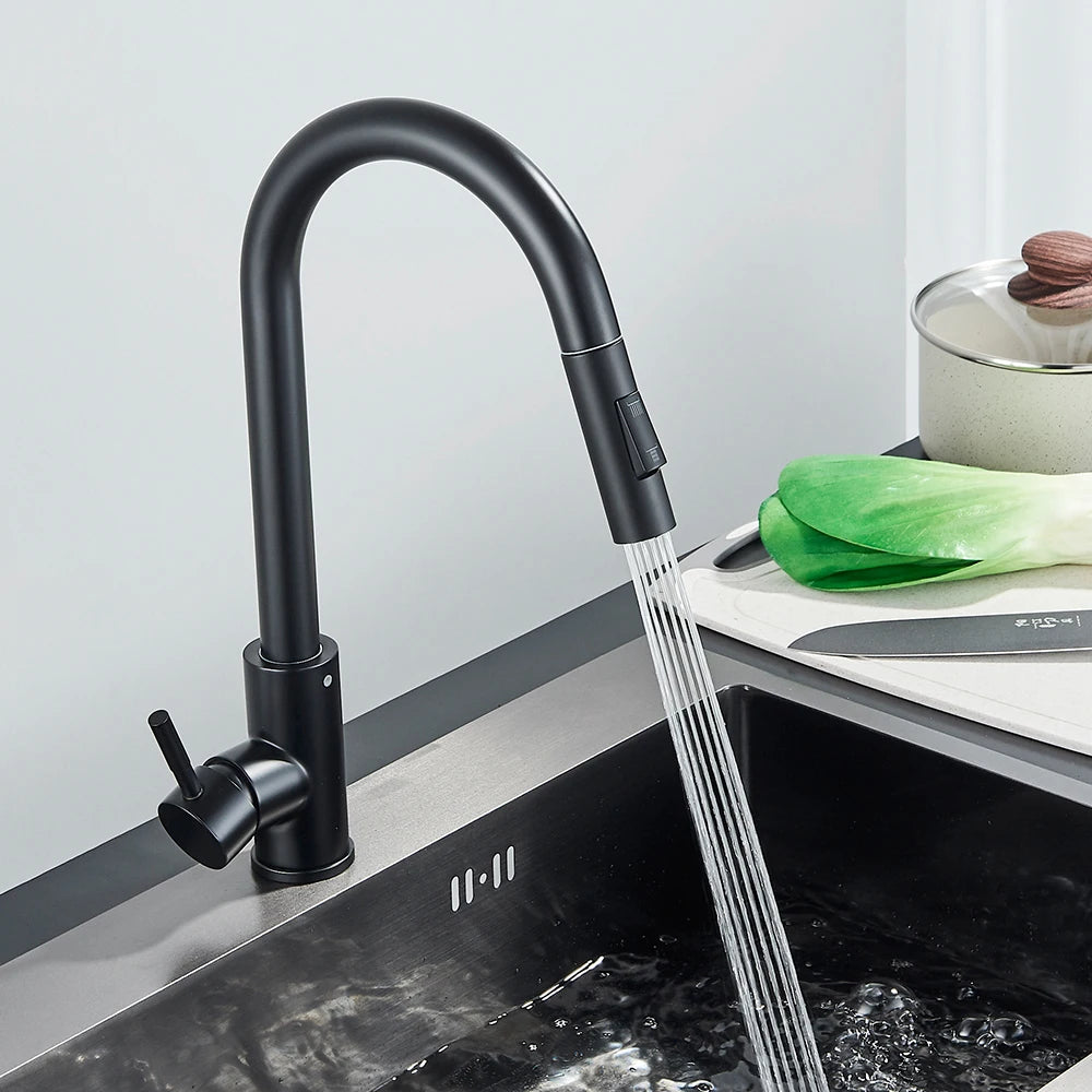 Torneira preta de cozinha com duas funções, monocomando, bica retrátil, para água quente e fria, montada na bancada.