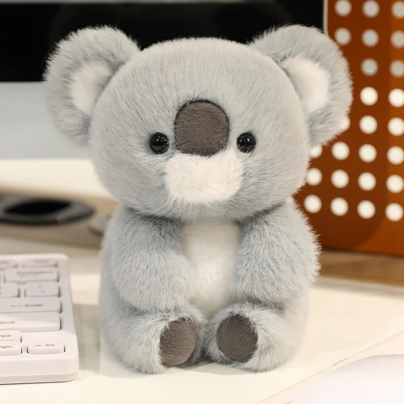Animais Sentados Fofos – Pelúcias de Panda Vermelho, Raposa, Bicho-Preguiça, Gato, Capivara e Porquinho | Brinquedo de Pelúcia Macio para Crianças