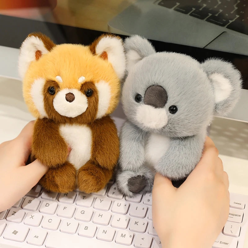 Animais Sentados Fofos – Pelúcias de Panda Vermelho, Raposa, Bicho-Preguiça, Gato, Capivara e Porquinho | Brinquedo de Pelúcia Macio para Crianças