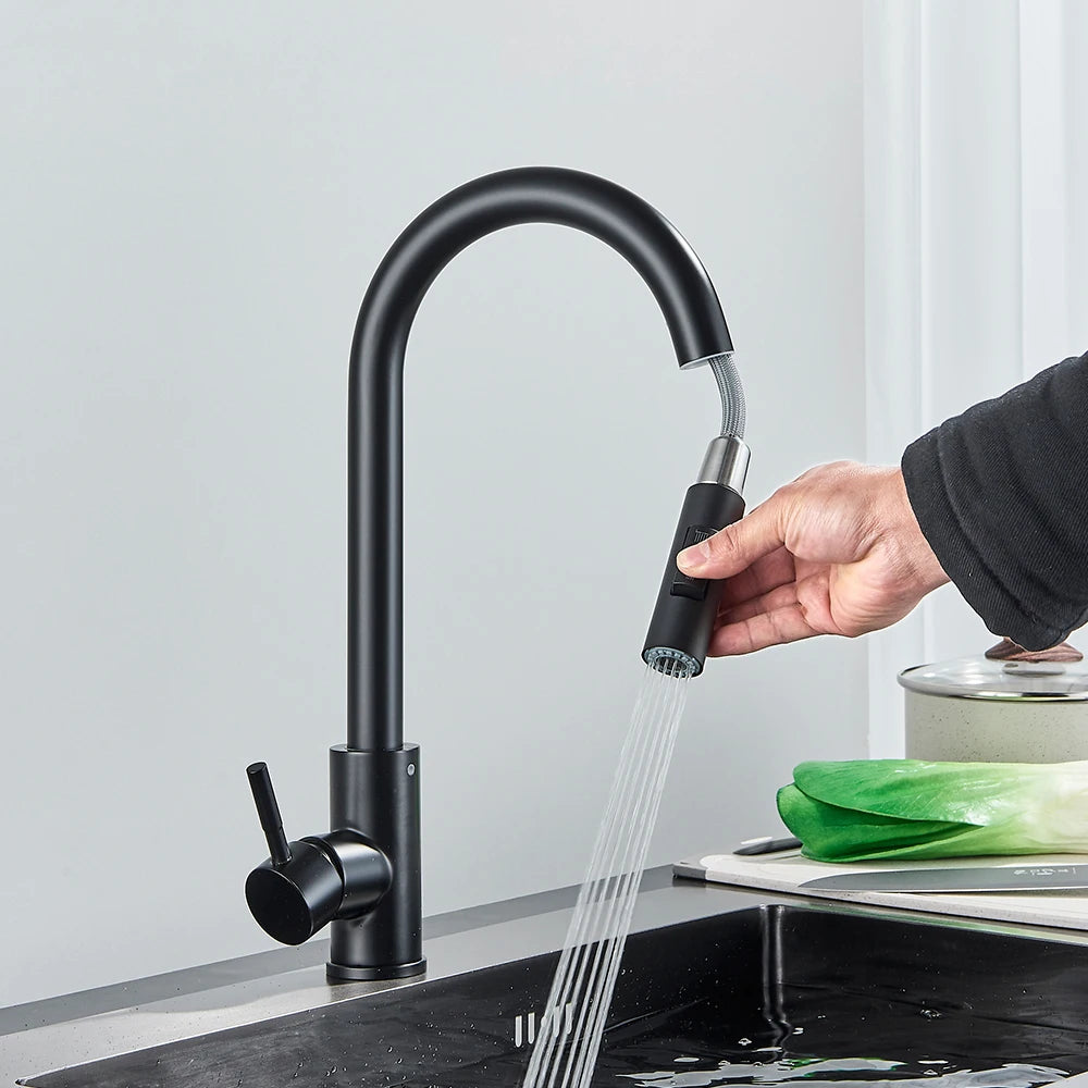 Torneira preta de cozinha com duas funções, monocomando, bica retrátil, para água quente e fria, montada na bancada.