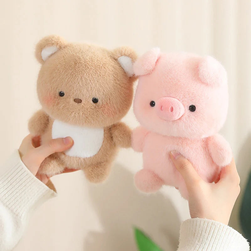 Animais Sentados Fofos – Pelúcias de Panda Vermelho, Raposa, Bicho-Preguiça, Gato, Capivara e Porquinho | Brinquedo de Pelúcia Macio para Crianças