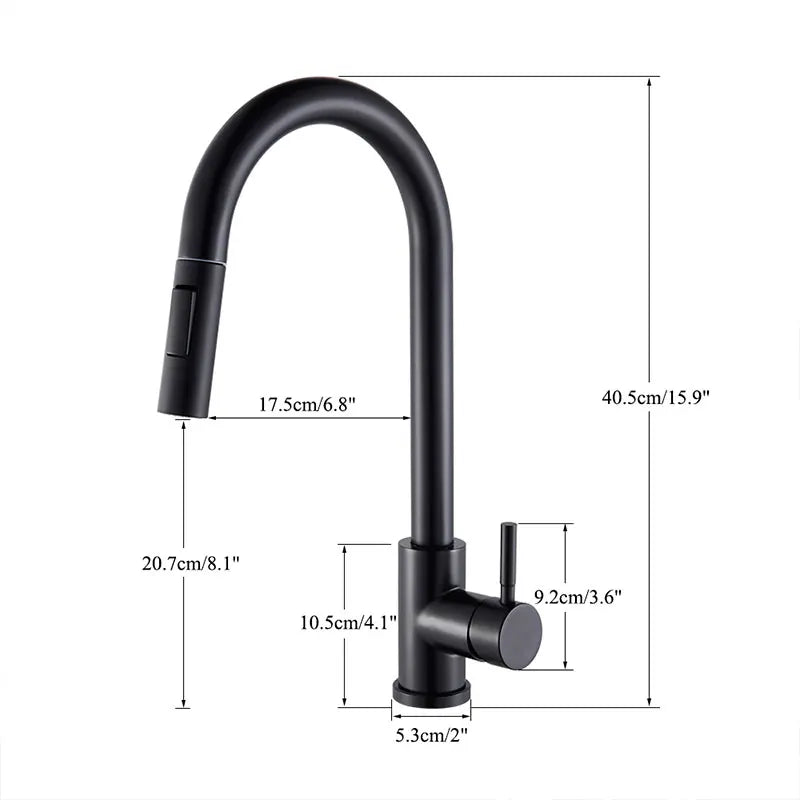 Torneira preta de cozinha com duas funções, monocomando, bica retrátil, para água quente e fria, montada na bancada.