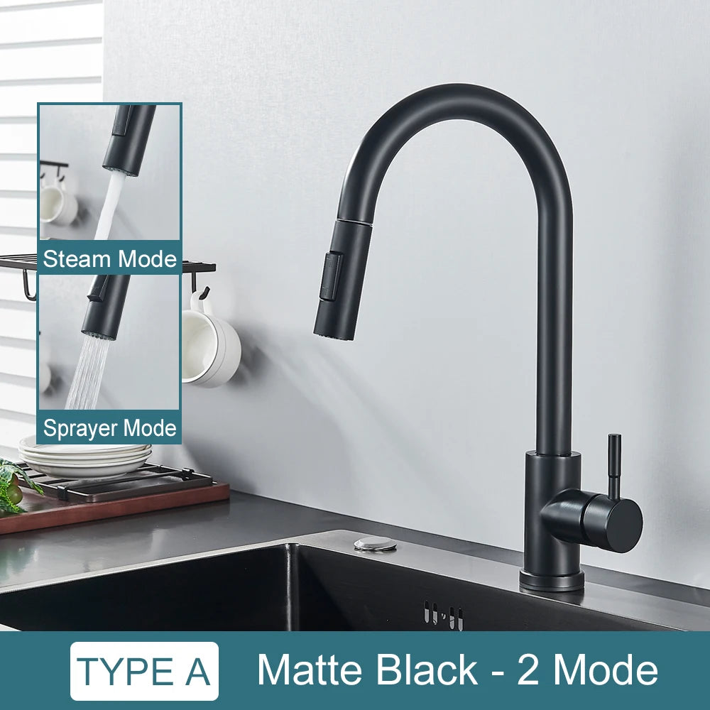 Torneira preta de cozinha com duas funções, monocomando, bica retrátil, para água quente e fria, montada na bancada.
