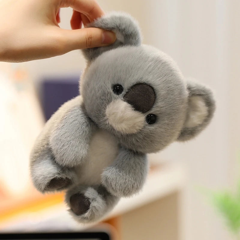 Animais Sentados Fofos – Pelúcias de Panda Vermelho, Raposa, Bicho-Preguiça, Gato, Capivara e Porquinho | Brinquedo de Pelúcia Macio para Crianças