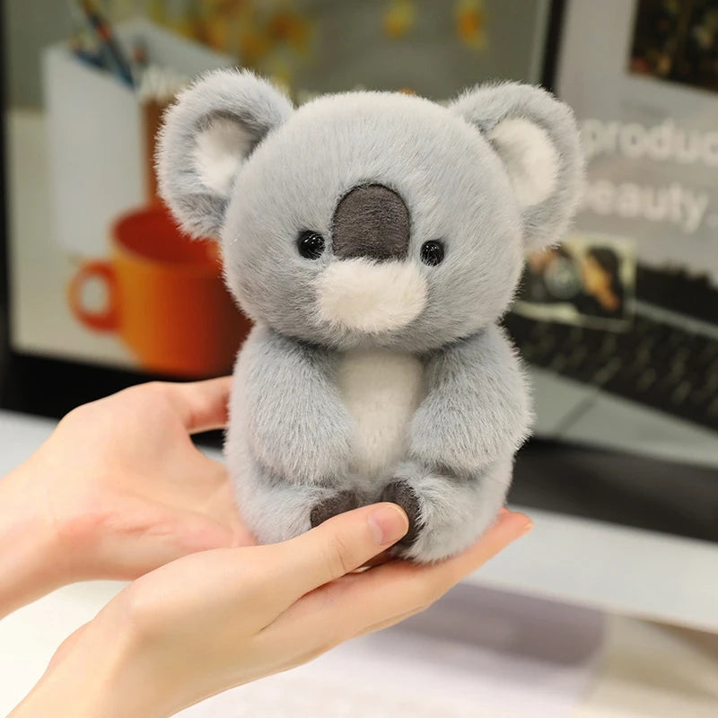 Animais Sentados Fofos – Pelúcias de Panda Vermelho, Raposa, Bicho-Preguiça, Gato, Capivara e Porquinho | Brinquedo de Pelúcia Macio para Crianças