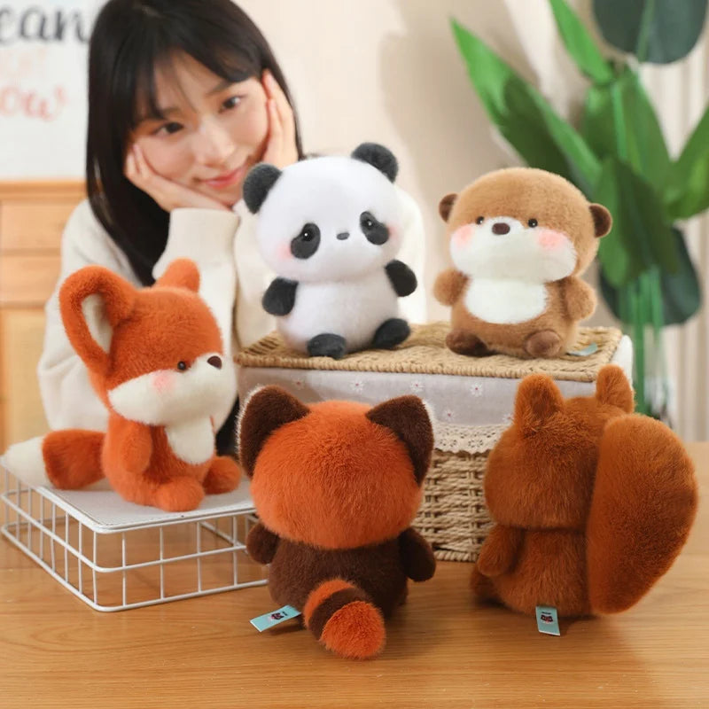 Animais Sentados Fofos – Pelúcias de Panda Vermelho, Raposa, Bicho-Preguiça, Gato, Capivara e Porquinho | Brinquedo de Pelúcia Macio para Crianças