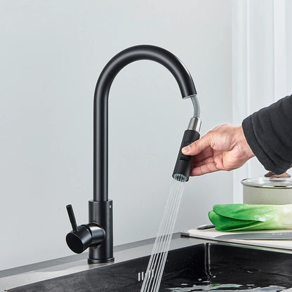 Torneira preta de cozinha com duas funções, monocomando, bica retrátil, para água quente e fria, montada na bancada.