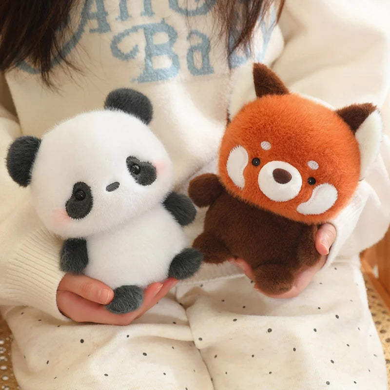 Animais Sentados Fofos – Pelúcias de Panda Vermelho, Raposa, Bicho-Preguiça, Gato, Capivara e Porquinho | Brinquedo de Pelúcia Macio para Crianças