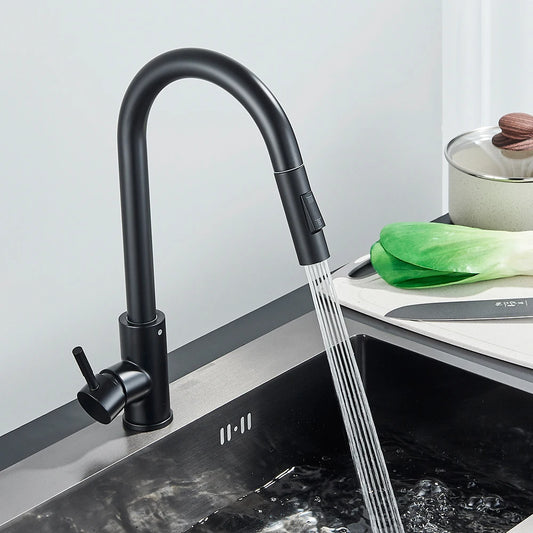 Torneira preta de cozinha com duas funções, monocomando, bica retrátil, para água quente e fria, montada na bancada.