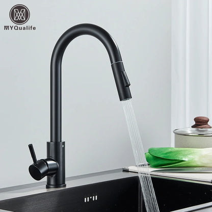 Torneira preta de cozinha com duas funções, monocomando, bica retrátil, para água quente e fria, montada na bancada.