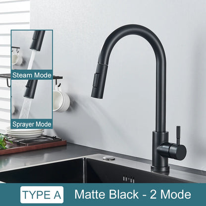 Torneira preta de cozinha com duas funções, monocomando, bica retrátil, para água quente e fria, montada na bancada.