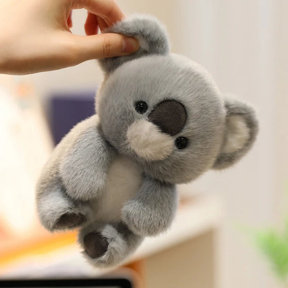 Animais Sentados Fofos – Pelúcias de Panda Vermelho, Raposa, Bicho-Preguiça, Gato, Capivara e Porquinho | Brinquedo de Pelúcia Macio para Crianças